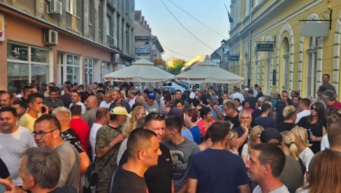 ХИЉАДЕ ЉУДИ УСТАЛО ДА БРАНИ СВОЈЕ ДОМОВЕ ОД УСТАША И БЛОКАДЕРА: Устала Суботица, Сомбор, Бач, Рума, Шид...