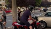 СЛИКА И ПРИЛИКА БЛОКАДЕРА: Псује мајку пристојним грађанима и провоцира (ВИДЕО)