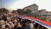 KIKINDA JE USTALA PROTIV BLOKADERA: Građani razvili trobojku - ovako se brane boje Srbije (FOTO) KIKINDA JE USTALA PROTIV BLOKADERA: Građani razvili trobojku - ovako se brane boje Srbije (FOTO)