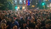 БРАНЕ СВОЈЕ ПРОСТОРИЈЕ: Напредњаци се окупили на Савском венцу (ВИДЕО)