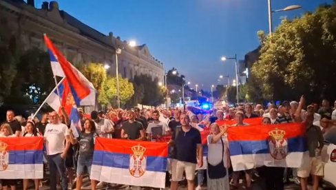 ПАТРИОТЕ У ЗРЕЊАНИНУ ИЗАШЛЕ ДА БРАНЕ ДРЖАВУ: Не дају Србију усташама и блокадерима (ВИДЕО)
