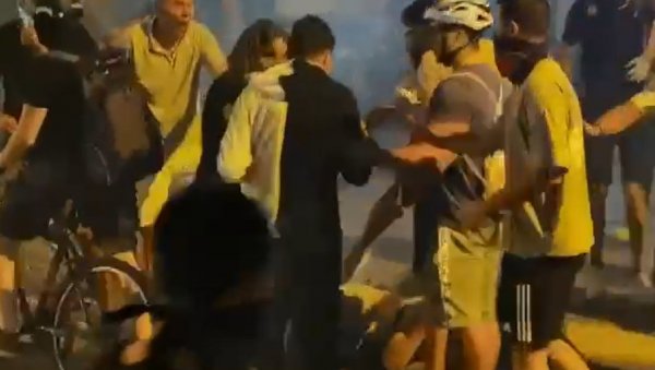 ЈЕЗИВ СНИМАК: Блокадери у Новом Саду убијају човека од батина - ЈЕЗИВО НАСИЉЕ БЛОКАДЕРСКИХ ЗВЕРИ