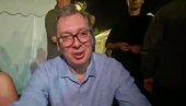 VUČIĆ SE OBRATIO GRAĐANIMA IZ PIONIRSKOG PARKA: Došao sam da budem sa narodom (VIDEO) VUČIĆ SE OBRATIO GRAĐANIMA IZ PIONIRSKOG PARKA: Došao sam da budem sa narodom (VIDEO)