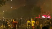 JEZIVO: Blokaderi sa motkama i kamenjem gađaju narod i policiju (VIDEO)