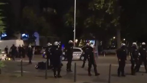 BLOKADERI IZVRŠILI TERORISTIČKI NAPAD NA POLICIJU NA NOVOM BEOGRADU (VIDEO) BLOKADERI IZVRŠILI TERORISTIČKI NAPAD NA POLICIJU NA NOVOM BEOGRADU (VIDEO)