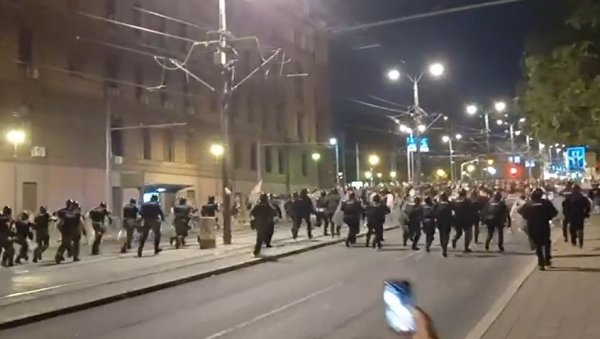 БЛОКАДЕРСКЕ УСТАШЕ БЕЖЕ ОД ПОЛИЦИЈЕ: Снимак из Немањине (ВИДЕО) БЛОКАДЕРСКЕ УСТАШЕ БЕЖЕ ОД ПОЛИЦИЈЕ: Снимак из Немањине (ВИДЕО)