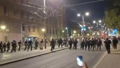BLOKADERSKE USTAŠE BEŽE OD POLICIJE: Snimak iz Nemanjine (VIDEO) BLOKADERSKE USTAŠE BEŽE OD POLICIJE: Snimak iz Nemanjine (VIDEO)