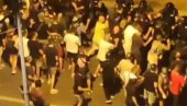 JEZIVO: Pogledajte - Blokaderi sprovode nasilje u Novom Sadu (VIDEO) JEZIVO: Pogledajte - Blokaderi sprovode nasilje u Novom Sadu (VIDEO)
