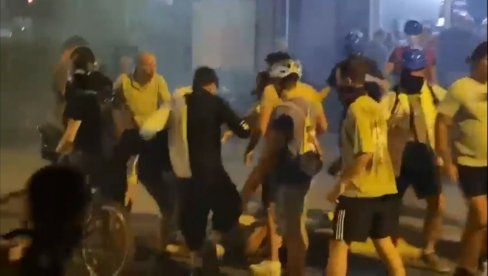 JEZIVI SNIMCI BLOKADERSKOG ZVERSTVA U NOVOM SADU: LJudi plivaju u krvi, povređeno 64 građana u prostorijama SNS-a (VIDEO) JEZIVI SNIMCI BLOKADERSKOG ZVERSTVA U NOVOM SADU: LJudi plivaju u krvi, povređeno 64 građana u prostorijama SNS-a (VIDEO)