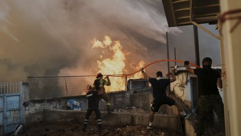 BORBA SA VATROM NA VIŠE FRONTOVA: Dramatična situacija u Grčkoj - na ovim mestima je nakritičnije