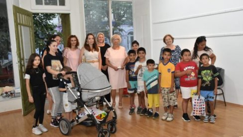 KROFNAMA PRIKUPILE DONACIJE: Žene iz Bele Crkve umesile i prodale preko 1.000 komada ovog peciva