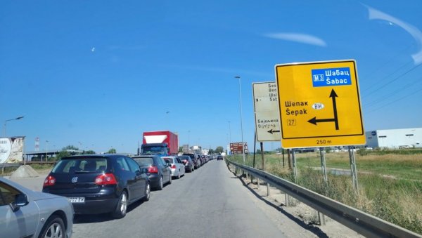 ЧЕКАЊЕ И ДО САТ И ПО: Готово невиђена гужва на граничном прелазу Трбушница код Лознице (ФОТО)
