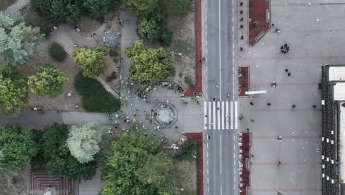 БЛОКАДЕРИ НАЈАВЉИВАЛИ НАЈВЕЋИ СКУП У ВРБАСУ, А СКУПИЛО ИХ СЕ 139: Пет пута више напредњака чува просторије СНС у том месту
