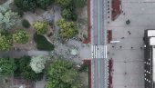 БЛОКАДЕРИ НАЈАВЉИВАЛИ НАЈВЕЋИ СКУП У ВРБАСУ, А СКУПИЛО ИХ СЕ 139: Пет пута више напредњака чува просторије СНС у том месту