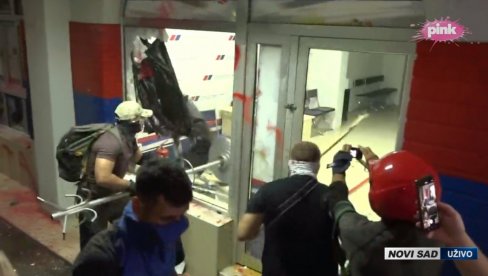 BACILI I DIMNE BOMBE: Blokaderi teroristi demoliraju prostorije SNS u Novom Sadu - kradu nameštaj, gađaju jajima, lome