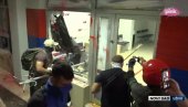 BACILI I DIMNE BOMBE: Pogledajte - Blokaderi teroristi razbijaju izlog SNS u Novom Sadu (FOTO)