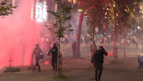 BLOKADERI NAPALI POLICIJU: Gađali ih bakljama ispred Generlaštaba
