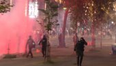 BLOKADERI NAPALI POLICIJU: Gađali ih bakljama ispred Generlaštaba (VIDEO)