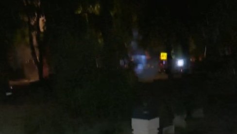 BLOKADERI PRAVE HAOS NA NOVOM BEOGRADU: Pirotehničkim sredstvima napali policiju kod prostotija SNS