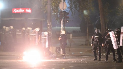 ПОВРЕЂЕНО НАЈМАЊЕ 5 ПОЛИЦАЈАЦА Дачић: Ухапшено 14 блокадера, нападали су шипкама, моткама, каменицама