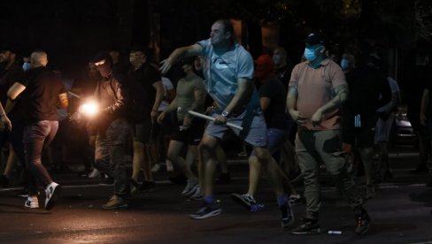 ГРАЂАНСКА НЕПОСЛУШНОСТ ИЛИ АНАРХИЈА? Нова тактика обојених револуција ГРАЂАНСКА НЕПОСЛУШНОСТ ИЛИ АНАРХИЈА? Нова тактика обојених револуција