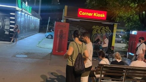 PAJSERI I ČEKIĆI ZA BLOKADERE: Na ovom mestu u Novom Sadu im je deljeno oružje (FOTO)