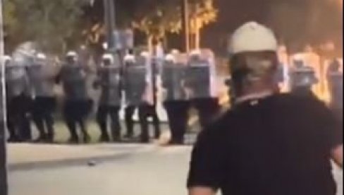 BLOKADERI ZASIPAJU POLICIJU STAKLENIM FLAŠAMA: Novi snimak brutalnog nasilja prema organima reda (VIDEO)