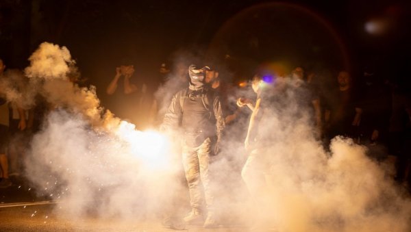 ТРОЈЕ УХАПШЕНО ЗБОГ НАСИЉА И РАЗБИЈАЊА ПРОСТОРИЈА СНС: Хулигани бацали каменице, палили контејнере и ломили излоге ТРОЈЕ УХАПШЕНО ЗБОГ НАСИЉА И РАЗБИЈАЊА ПРОСТОРИЈА СНС: Хулигани бацали каменице, палили контејнере и ломили излоге