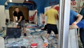 ORI SE PESMA U NOVOM SADU: Građani počeli sa čišćenjem prostorija stranke koje su uništili blokaderi - prkosno pevaju dok čiste (FOTO)