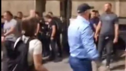 СНИМЦИ ОТКРИЛИ ИСТИНУ: Девојка брутално напала полицију, није било насиља над њом у згради Владе (ВИДЕО)