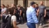 SNIMCI OTKRILI ISTINU: Devojka brutalno napala policiju, nije bilo nasilja nad njom u zgradi Vlade (VIDEO) SNIMCI OTKRILI ISTINU: Devojka brutalno napala policiju, nije bilo nasilja nad njom u zgradi Vlade (VIDEO)