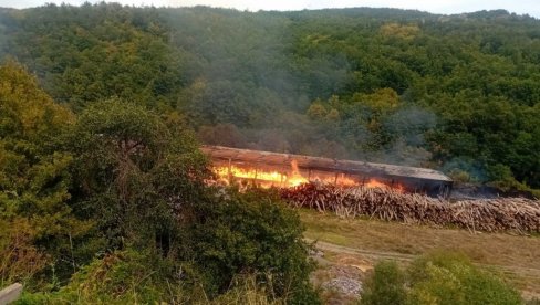 POŽAR GUTA HALE: Vatrogasci se bore sa vatrenom stihijom kod Kuršumlije (VIDEO)