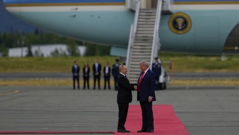 PUTIN I TRAMP SE RUKOVALI NA PISTI: Sreli se na pola puta (FOTO)