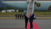 ПУТИН И ТРАМП СЕ РУКОВАЛИ НА ПИСТИ: Срели се на пола пута