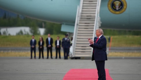 ТРАМП АПЛАУДИРАО ПУТИНУ: Погледајте невероватан гест америчког председника (ВИДЕО)