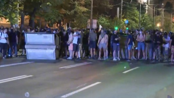 БЛОКАДЕРИ СИЛЕЏИЈЕ БАЦИЛИ ПИРОТЕХНИЧКА СРЕДСТВА НА ПОЛИЦИЈУ У КНЕЗА МИЛОША БЛОКАДЕРИ СИЛЕЏИЈЕ БАЦИЛИ ПИРОТЕХНИЧКА СРЕДСТВА НА ПОЛИЦИЈУ У КНЕЗА МИЛОША