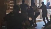 БЛОКАДЕРИ УСТАШЕ ШУТИРАЈУ КАМЕРМАНА ИНФОРМЕРА ДОК ЛЕЖИ НА ЗЕМЉИ: Ужасан снимак - ово су праве звери (ВИДЕО)