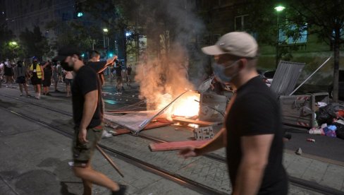 КРВАВИ ПЕРФОРМАНС БЛОКАДЕРА КРВАВИ ПЕРФОРМАНС БЛОКАДЕРА