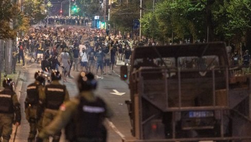 ЧИМЕ ТО БЛОКАДЕРИ ТЕРОРИСТИ ПРСКАЈУ ПОЛИЦАЈЦЕ?! Освануо језив снимак, када је течност дошла до коже уследио хаос (ВИДЕО)