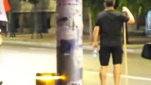 SNIMAK SVE GOVORI - TERORISTI ŽELE KRVOPROLIĆE: Naoružani blokaderi siledžije u Beogradu na protestu (VIDEO) SNIMAK SVE GOVORI - TERORISTI ŽELE KRVOPROLIĆE: Naoružani blokaderi siledžije u Beogradu na protestu (VIDEO)