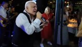 PEVAĆU DA TE ZABORAVIM: Slavko Banjac muzičkom emocijom razgalio beogradsku publiku (FOTO)