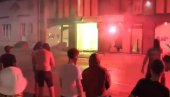 БЛОКАДЕРИ УСТАШЕ ЗАПАЛИЛИ ПРОСТОРИЈЕ СНС У ВАЉЕВУ: Брутално нападају полицију - гађају их камењем и пиротехником