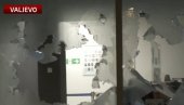BLOKADERI PRAVE HAOS: Siledžije polupale prozore na Gradskoj upravi u Valjevu, policajce gađaju kamenicama BLOKADERI PRAVE HAOS: Siledžije polupale prozore na Gradskoj upravi u Valjevu, policajce gađaju kamenicama