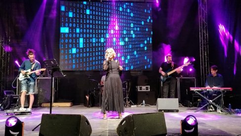 MUZIKA JE ZA MENE SPEKTAKL: Goca Tržan o predstojem druženju sa publikom, sreći u uspehu na profesionalnoj i privatnoj strani života (FOTO)