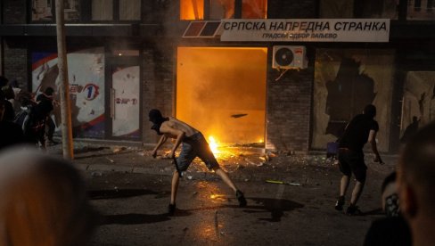 NASTAVLJAJU SE SCENE JEZIVOG NASILJA: Blokaderi do sada spaljivali prostorije, da li će od večeras početi da spaljuju ljude?