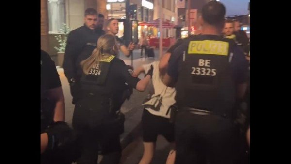 ОВАКО ТО РАДИ НЕМАЧКА ПОЛИЦИЈА: Усред протеста ухапшена 14-годишња девојчица (ВИДЕО) ОВАКО ТО РАДИ НЕМАЧКА ПОЛИЦИЈА: Усред протеста ухапшена 14-годишња девојчица (ВИДЕО)