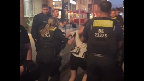 OVAKO TO RADI NEMAČKA POLICIJA: Usred protesta uhapšena 14-godišnja devojčica (VIDEO) OVAKO TO RADI NEMAČKA POLICIJA: Usred protesta uhapšena 14-godišnja devojčica (VIDEO)
