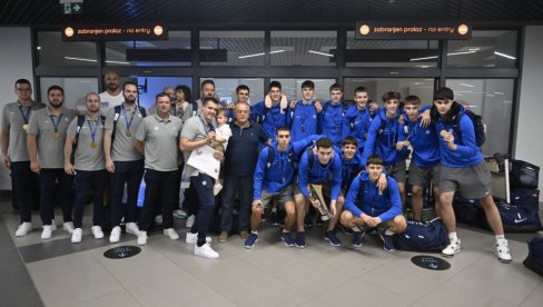 REFORME U SRPSKOJ KOŠARACI! Nebojša Čović zagrmeo pred zlatnim orlićima: Nećemo doveka imati po 10 stranaca u ekipama REFORME U SRPSKOJ KOŠARACI! Nebojša Čović zagrmeo pred zlatnim orlićima: Nećemo doveka imati po 10 stranaca u ekipama