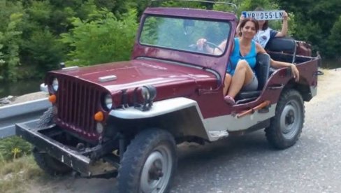 POSLE SNIMANJA FILMA BITKA NA NERETVI NEOBIČAN AUTOMOBIL DOJEZDIO U BOSILEGRAD POSLE SNIMANJA FILMA BITKA NA NERETVI NEOBIČAN AUTOMOBIL DOJEZDIO U BOSILEGRAD