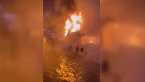 ZAPALILA SE JAHTA SA PORODICOM I DECOM: Buktinja na primorju - Tragediju sprečili bivši radnici marine Budva (VIDEO) ZAPALILA SE JAHTA SA PORODICOM I DECOM: Buktinja na primorju - Tragediju sprečili bivši radnici marine Budva (VIDEO)